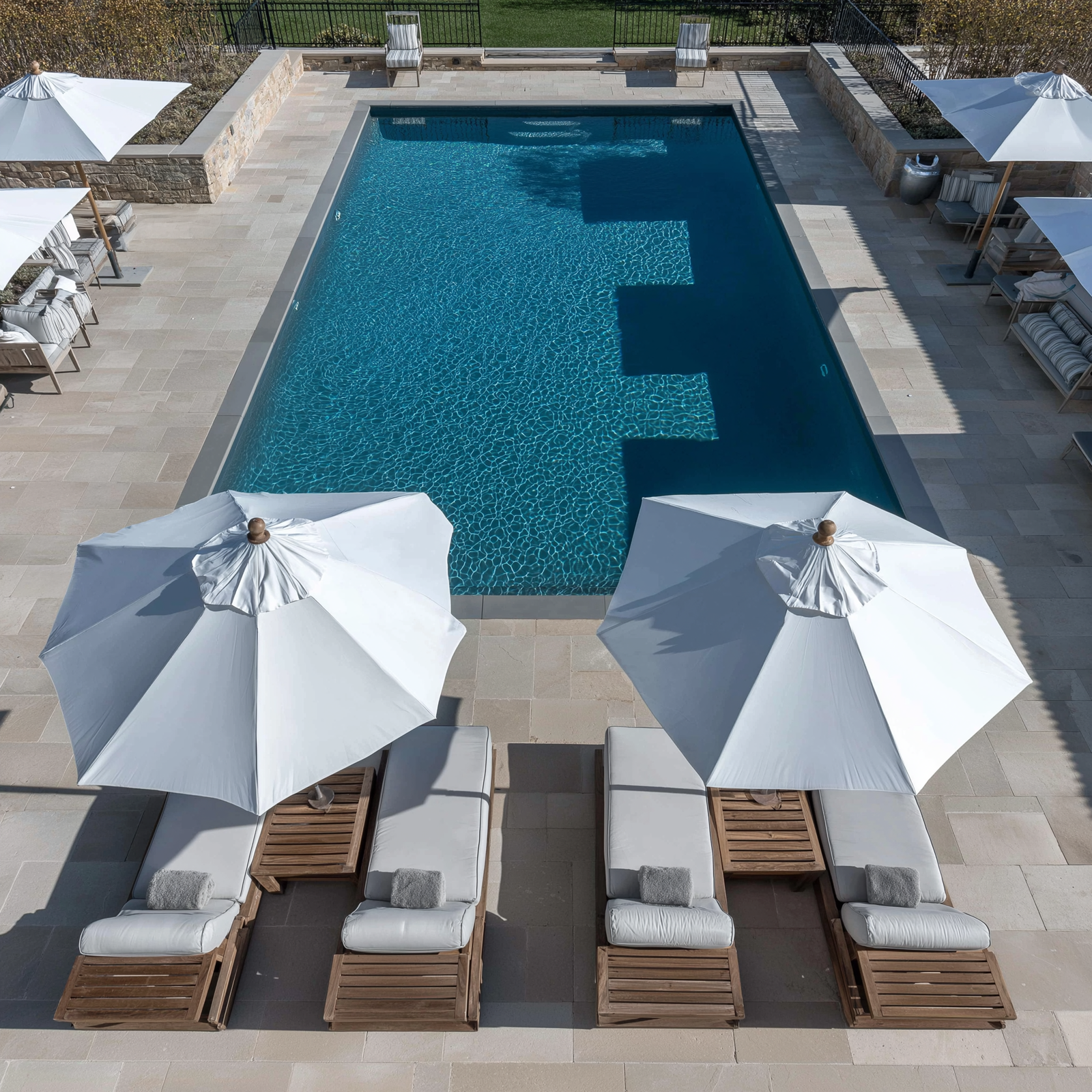 u4329683329_Aerial_view_of_an_elegant_pool_with_sun_loungers_an_9709af7a-e496-4a5d-9d8c-0f8ea9b7db22